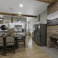 Stockyards- 4min Pet Friendly 3BR Luxe Gem