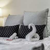 Stockyards- 4min Pet Friendly 3BR Luxe Gem