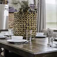 Stockyards- 4min Pet Friendly 3BR Luxe Gem