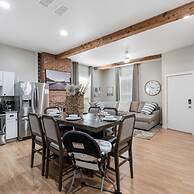 Stockyards- 4min Pet Friendly 3BR Luxe Gem