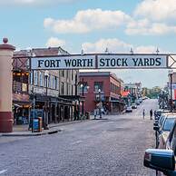 Stockyards- 4min Pet Friendly 3BR Luxe Gem