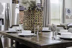 Stockyards- 4min Pet Friendly 3BR Luxe Gem