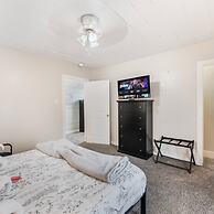 Stockyards- 4min Pet Friendly 3BR Luxe Gem