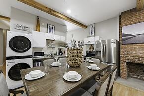 Stockyards- 4min Pet Friendly 3BR Luxe Gem