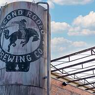 Stockyards- 4min Pet Friendly 3BR Luxe Gem