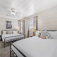 Stockyards- 4min Pet Friendly 3BR Luxe Gem