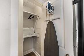 Stockyards- 4min Pet Friendly 3BR Luxe Gem