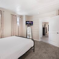 Stockyards- 4min Pet Friendly 3BR Luxe Gem