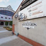 Stockyards- 4min Pet Friendly 3BR Luxe Gem