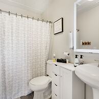 Stockyards- 4min Pet Friendly 3BR Luxe Gem
