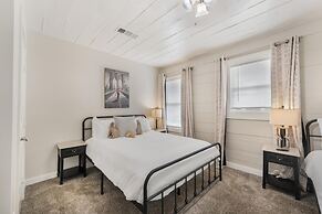 Stockyards- 4min Pet Friendly 3BR Luxe Gem