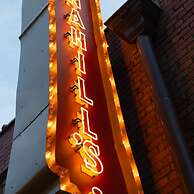 Stockyards- 4min Pet Friendly 3BR Luxe Gem