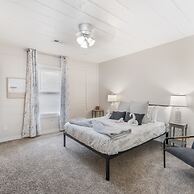 Stockyards- 4min Pet Friendly 3BR Luxe Gem
