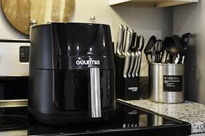 Stockyards- 4min Pet Friendly 3BR Luxe Gem