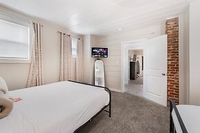 Stockyards- 4min Pet Friendly 3BR Luxe Gem