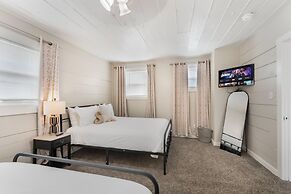 Stockyards- 4min Pet Friendly 3BR Luxe Gem