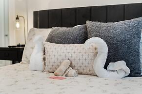 Stockyards- 4min Pet Friendly 3BR Luxe Gem