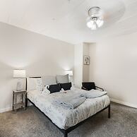 Stockyards- 4min Pet Friendly 3BR Luxe Gem