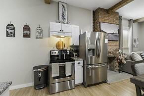 Stockyards- 4min Pet Friendly 3BR Luxe Gem