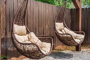 Stockyards- 4min Pet Friendly 3BR Luxe Gem