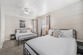 Stockyards- 4min Pet Friendly 3BR Luxe Gem