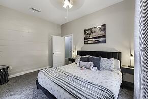 Stockyards- 4min Pet Friendly 3BR Luxe Gem