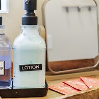 Stockyards- 4min Pet Friendly 3BR Luxe Gem