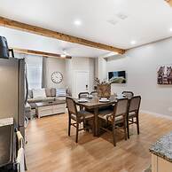 Stockyards- 4min Pet Friendly 3BR Luxe Gem