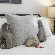 Stockyards- 4min Pet Friendly 3BR Luxe Gem