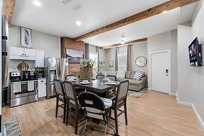 Stockyards- 4min Pet Friendly 3BR Luxe Gem