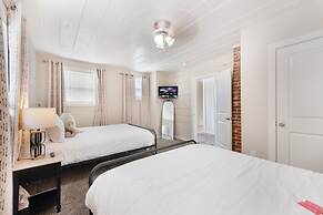 Stockyards- 4min Pet Friendly 3BR Luxe Gem