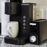 Stockyards- 4min Pet Friendly 3BR Luxe Gem