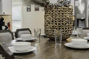 Stockyards- 4min Pet Friendly 3BR Luxe Gem