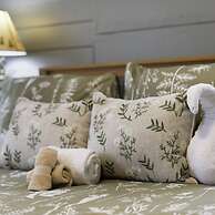 4 Queen Beds High Speed Wifi Private Parking