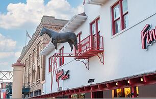 4 Queen Beds High Speed Wifi Private Parking