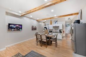 Luxury Family Friendly Home 6 Queen Beds