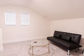 Spacious 6 Bed House Airport Pet Friendly AFB