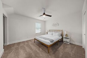 Spacious 6 Bed House Airport Pet Friendly AFB