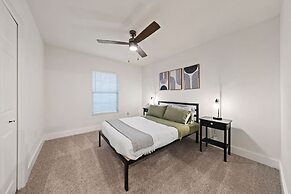 Spacious 6 Bed House Airport Pet Friendly AFB