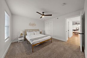 Spacious 6 Bed House Airport Pet Friendly AFB