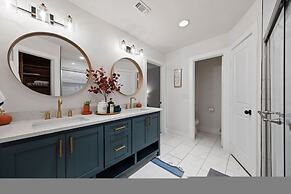 Spacious 6 Bed House Airport Pet Friendly AFB