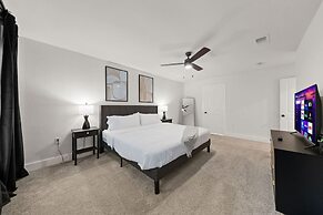 Spacious 6 Bed House Airport Pet Friendly AFB