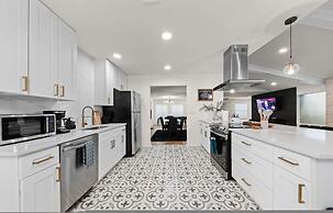 Spacious 6 Bed House Airport Pet Friendly AFB