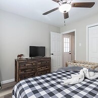 Lux Modern Getaway AT T Stadium Views King Bed