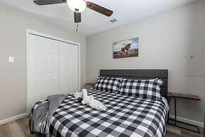 Lux Modern Getaway AT T Stadium Views King Bed