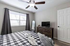 Lux Modern Getaway AT T Stadium Views King Bed