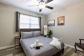Lux Modern Getaway AT T Stadium Views King Bed