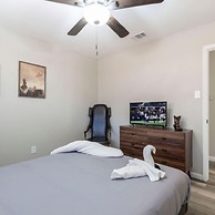Lux Modern Getaway AT T Stadium Views King Bed