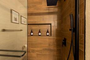 Lux Modern Getaway AT T Stadium Views King Bed