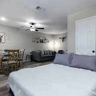 Lux Modern Getaway AT T Stadium Views King Bed